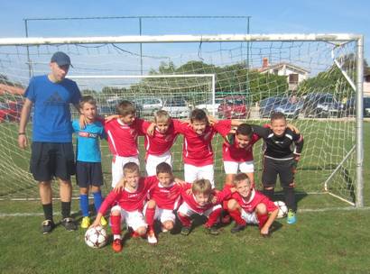 Ekipa U9 West 2 pred prvu utakmicu