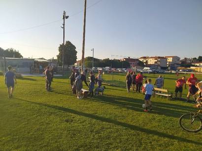 Dosta mladih na utakmici