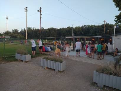 Došli na utakmicu? Ne, čekaju stol u Grill baru Campo!