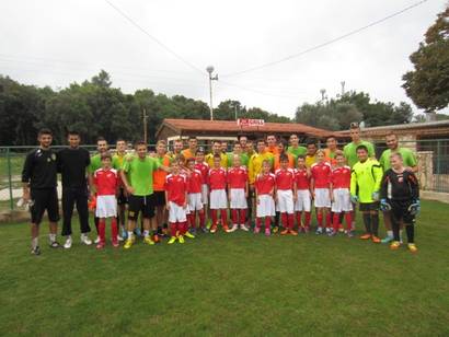 Mlađi pioniri NK Štinjan sa seniorima NK Istra 1961